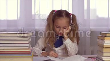 认真专注的女学生在桌子上做作业，在学校笔记本上写字